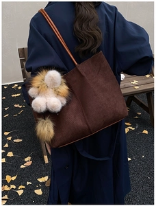 Braune Shopper-Tasche aus Wildlederimitat mit Webstruktur und Plüsch-Anhänger
