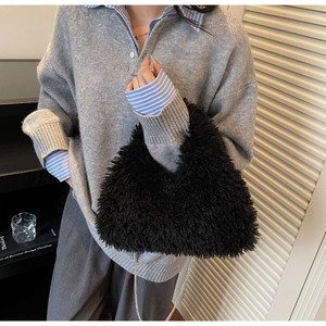 Detailansicht der schwarzen Lammwoll-Handtasche mit silberner Kette für Herbst-Styles