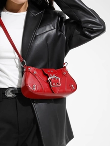 Sac sous le bras rouge brillant vintage avec rivets argentés et boucle métallique