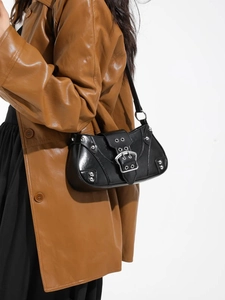 Sac sous le bras punk rétro noir avec clous argentés et boucle métallique pour femmes