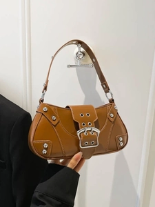 Sac sous le bras rétro marron avec rivets argentés et grande boucle en métal chic