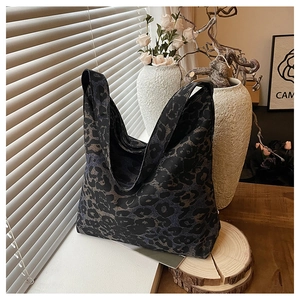 Detail of high-capacity leopard print tote bag in dark grey canvas for daily commuting