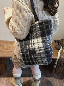 Borsa tote a scacchi bianchi e neri in peluche con manico in pelle per l'autunno