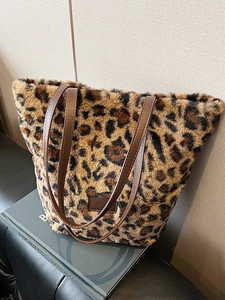 Borsa a secchiello in ecopelliccia leopardata con tracolla marrone su libri