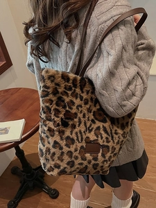 Elegante borsa tote in ecopelliccia leopardata con manici in pelle marrone