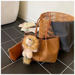 Braune gewebte Shopper-Tasche mit kleinem Etui und flauschigem Löwen-Anhänger