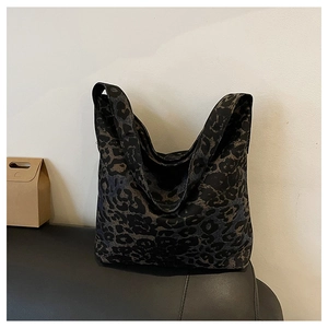 Detail view of the durable leopard print canvas tote bag with wide shoulder strap