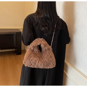 Detailansicht der braunen Lammfell-Tasche mit feiner silberner Metallkette für Damen