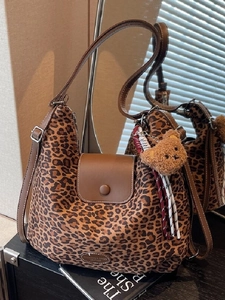 Vintage Leopard Print Suede Tote Bag For Women Large Capacity Shoulder Bag With Plush Bear Charm Trendy Hobo Handbag