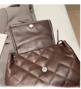 Détail du sac fourre-tout en cuir matelassé vintage avec chaîne argentée et fermoir pivotant