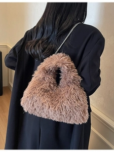 Braune flauschige Lammwolle-Tasche mit Silberkette für die modische Herbst-Winter-Saison