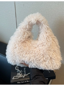 Schicke cremefarbene Teddy-Handtasche in Dreiecksform mit silberner Metallkette