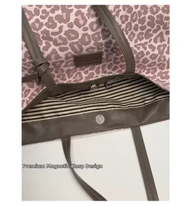 Détail du fermoir magnétique du sac cabas léopard et de sa doublure rayée