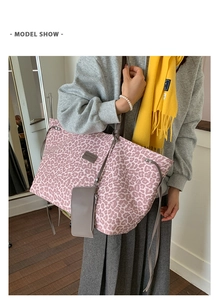 Détail du sac cabas à imprimé léopard rose avec son porte-monnaie assorti