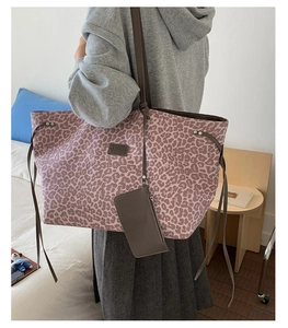 Détail du cabas imprimé léopard avec une petite pochette et une longue bandoulière