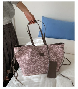 Sac fourre-tout en toile à imprimé léopard rose avec lanières en cuir et petite pochette