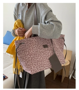Détail du sac cabas léopard rose avec bandoulière grise et petite pochette