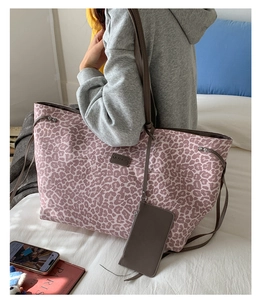 Détail du sac cabas léopard rose avec poignées en cuir et petite pochette zippée