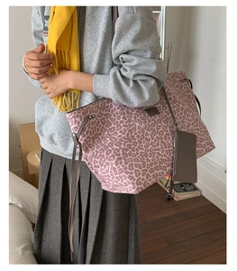 Détail du sac cabas rose léopard avec mini pochette assortie et anse grise