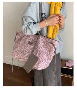 Grand sac cabas léopard rose avec cordons latéraux et petit porte-monnaie assorti