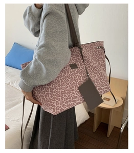 Détail du grand sac cabas rose à imprimé léopard avec lanières et petite pochette