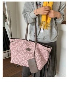 Grand cabas à imprimé léopard rose avec lanières en cuir brun et mini pochette assortie