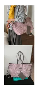 Détail du sac cabas léopard avec pochette amovible assortie et finitions cuir