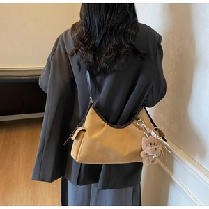 Moderna borsa a spalla in pelle scamosciata giallo senape indossata da una modella