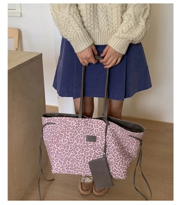 Détail du cabas léopard rose avec logo MUTING et petit étui à accessoires assorti