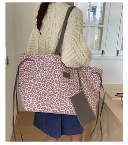 Détails du grand sac cabas léopard avec lanières en cuir et pochette assortie