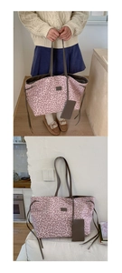 Détail du grand sac cabas à imprimé léopard rose avec cordons de serrage sur les côtés