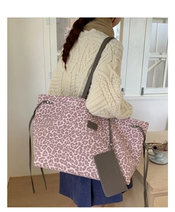 Détail du sac cabas à imprimé léopard rose en toile avec sa petite pochette assortie
