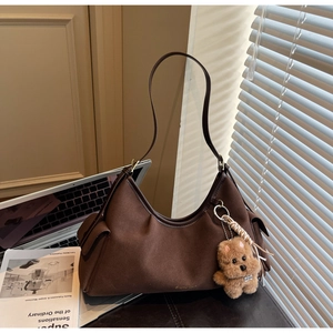 Borsa sottobraccio scamosciata marrone scuro con ciondolo a forma di cane di peluche