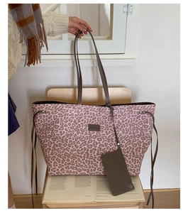 Sac fourre-tout léopard avec lanières en PU marron et pochette assortie à fermeture