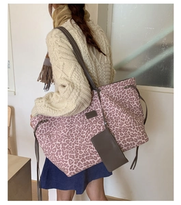 Sac cabas léopard rose avec lanières en cuir marron et mini pochette assortie incluse