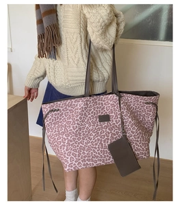 Détail du cabas imprimé léopard rose avec étiquette MUYIN et petite pochette amovible