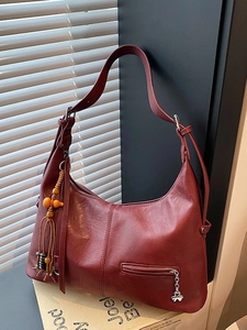 Sac hobo bordeaux en similicuir avec pompon en perles de bois et breloque trèfle