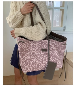 Sac cabas à imprimé léopard rose avec anses gris foncé et doublure rayée chic