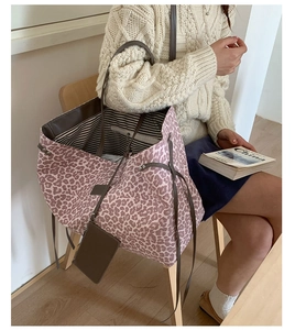 Détail du sac cabas rose imprimé léopard avec bandoulières marron et doublure rayée