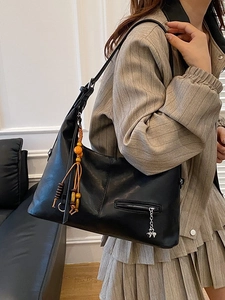 Grand sac cabas noir en similicuir avec pompon ethnique et pendentif nœud métallique