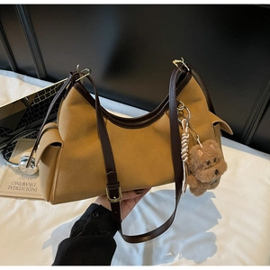 Borsa sottobraccio in pelle scamosciata marrone con finiture in pelle scura e orsetto