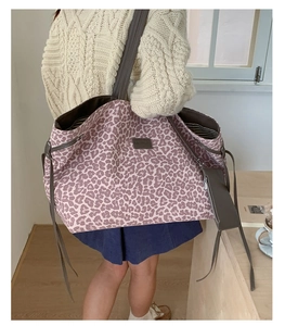 Détail du sac cabas léopard avec motif violet et bandoulières en cuir souple
