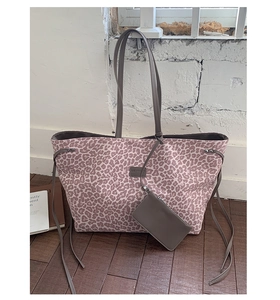 Vue détaillée du sac cabas léopard rose avec logo en cuir Mutin et glands à cordon