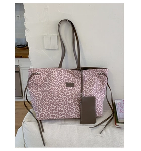 Sac fourre-tout en toile imprimé léopard rose avec lanières en cuir brun et pochette