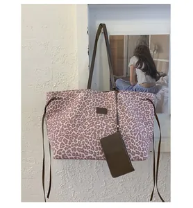 Sac cabas imprimé léopard rose avec lanières en cuir marron et pochette assortie