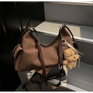 Borsa hobo marrone in finto camoscio con tasche laterali e ciondolo a forma di orsetto