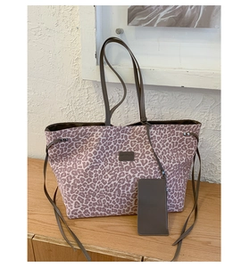 Détail du sac cabas à imprimé léopard rose et violet avec sa petite pochette assortie