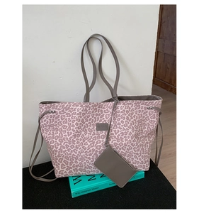 Cabas imprimé léopard rose avec lanières gris foncé et une mini pochette assortie