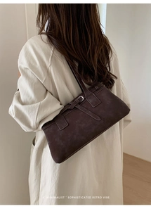 Detailsicht der dunkelbraunen Wildleder-Schultertasche mit eleganter Silberschnalle