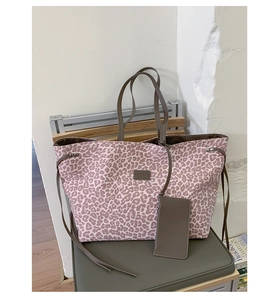 Sac fourre-tout à imprimé léopard rose avec bandoulières et petite pochette zippée